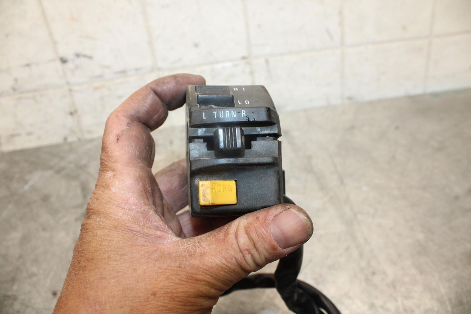1993 Suzuki GSXR1100W LEFT CLIP ON HANDLE HORN SIGNALS SWITCH CHOKE BB46