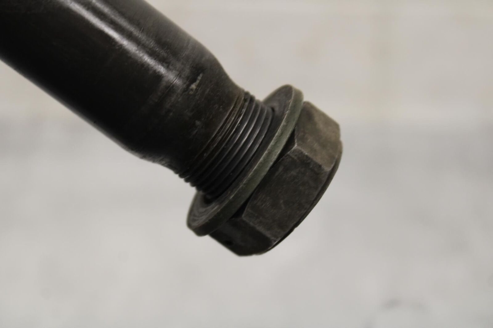 2007 Yamaha YZF R6S REAR AXLE BACK WHEEL PIVOT BOLT AXEL 5SL-25381-10-00 BB594
