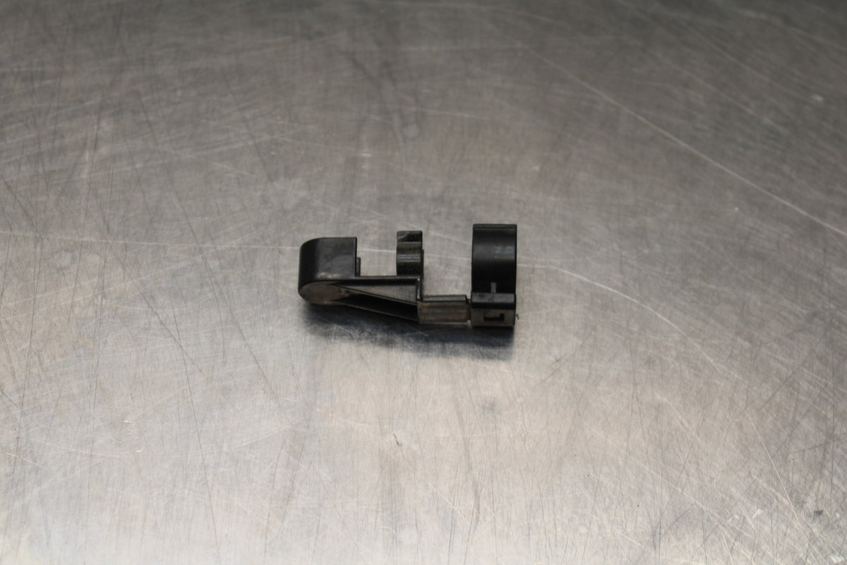 05 YAMAHA YZF R6 FUEL HOSE GAS LINE CLIP Does Not Apply BB858