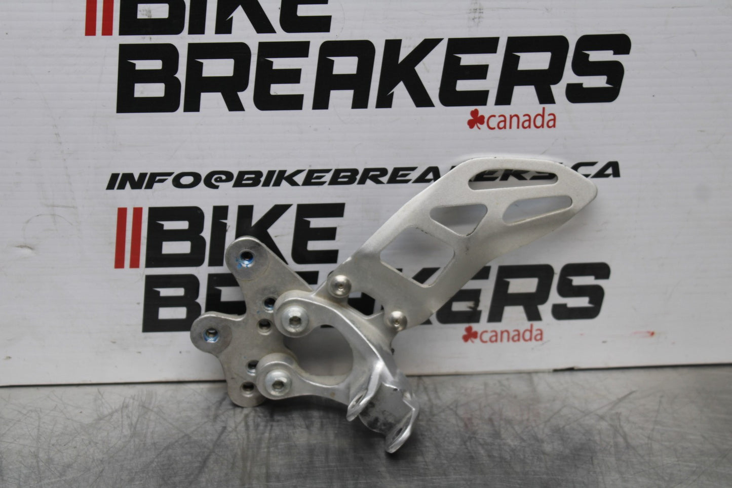 07 SUZUKI GSXR1000 LEFT REARSET REAR SET DRIVER FOOT PEG BRACKET MOUNT BB770
