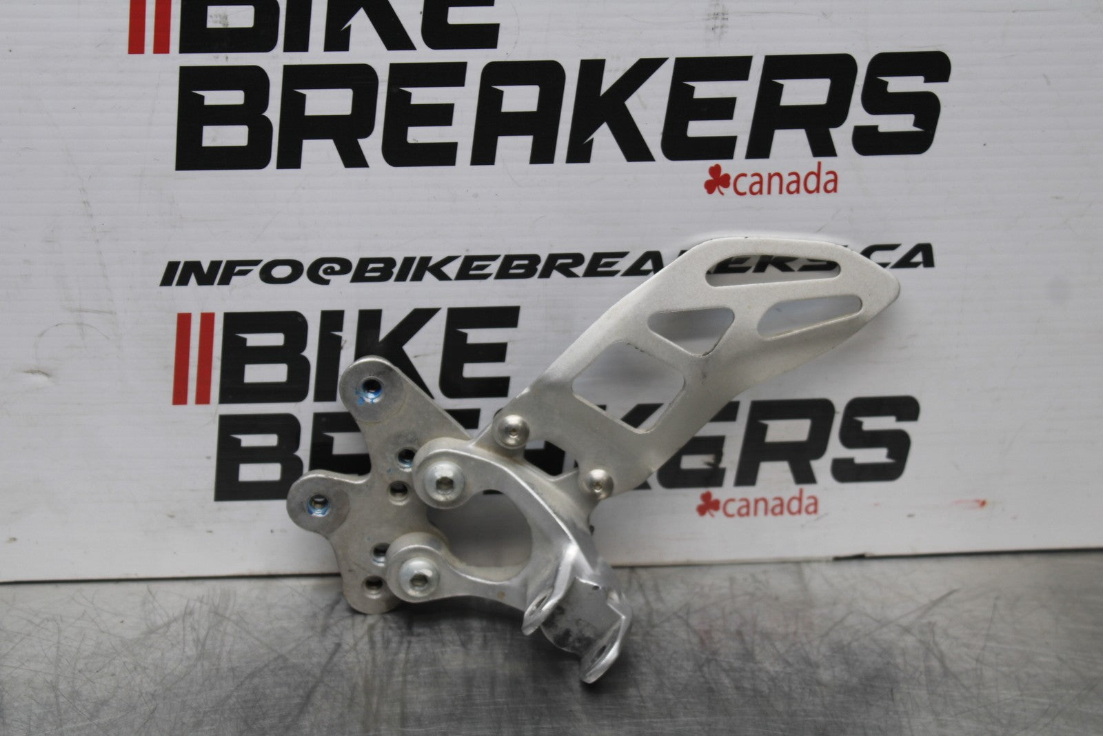 07 SUZUKI GSXR1000 LEFT REARSET REAR SET DRIVER FOOT PEG BRACKET MOUNT BB770