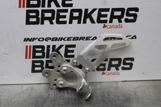 07 SUZUKI GSXR1000 LEFT REARSET REAR SET DRIVER FOOT PEG BRACKET MOUNT BB770