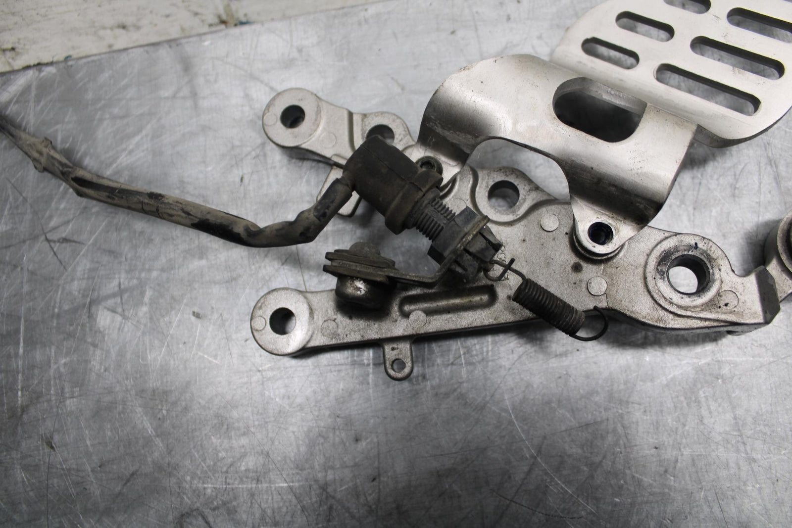 07 YAMAHA YZF R6 RIGHT REARSET REAR SET DRIVER FOOT PEG REST STOP BB495