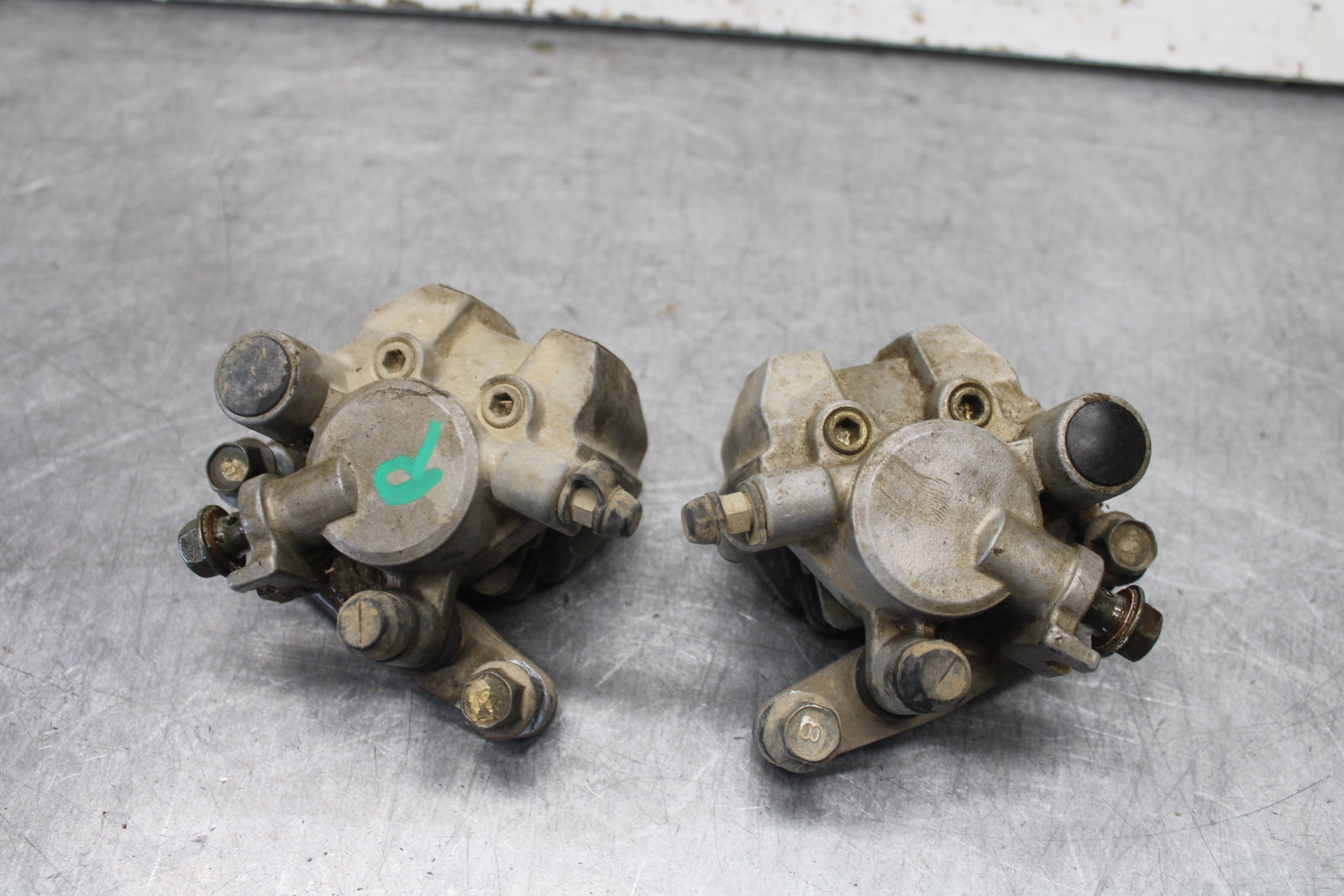 01-05 YAMAHA RAPTOR 660R LEFT RIGHT FRONT BRAKE CALIPER BB695
