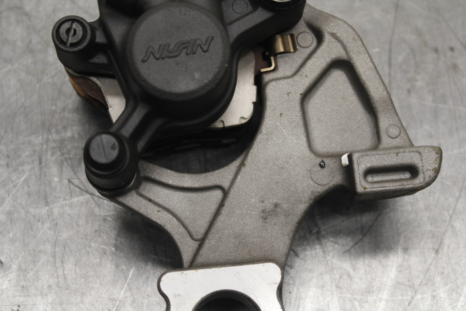 13 SUZUKI GSXR750 REAR BACK BRAKE CALIPER W MOUNT BRACKET BB110