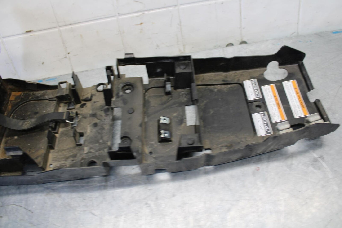 08-16 YAMAHA YZF R6 REAR BACK TAIL UNDERTAIL BATTERY TRAY PLASTIC BB436