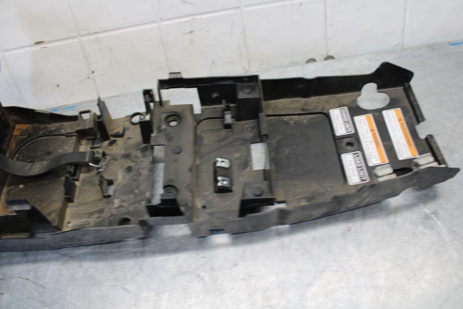 08-16 YAMAHA YZF R6 REAR BACK TAIL UNDERTAIL BATTERY TRAY PLASTIC BB436