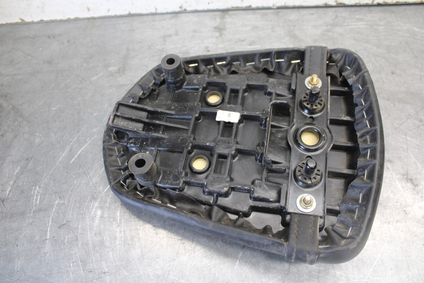 06-07 SUZUKI GSXR 600 REAR BACK PASSENGER TANDEM SEAT PAD SADDLE PILLION BB694