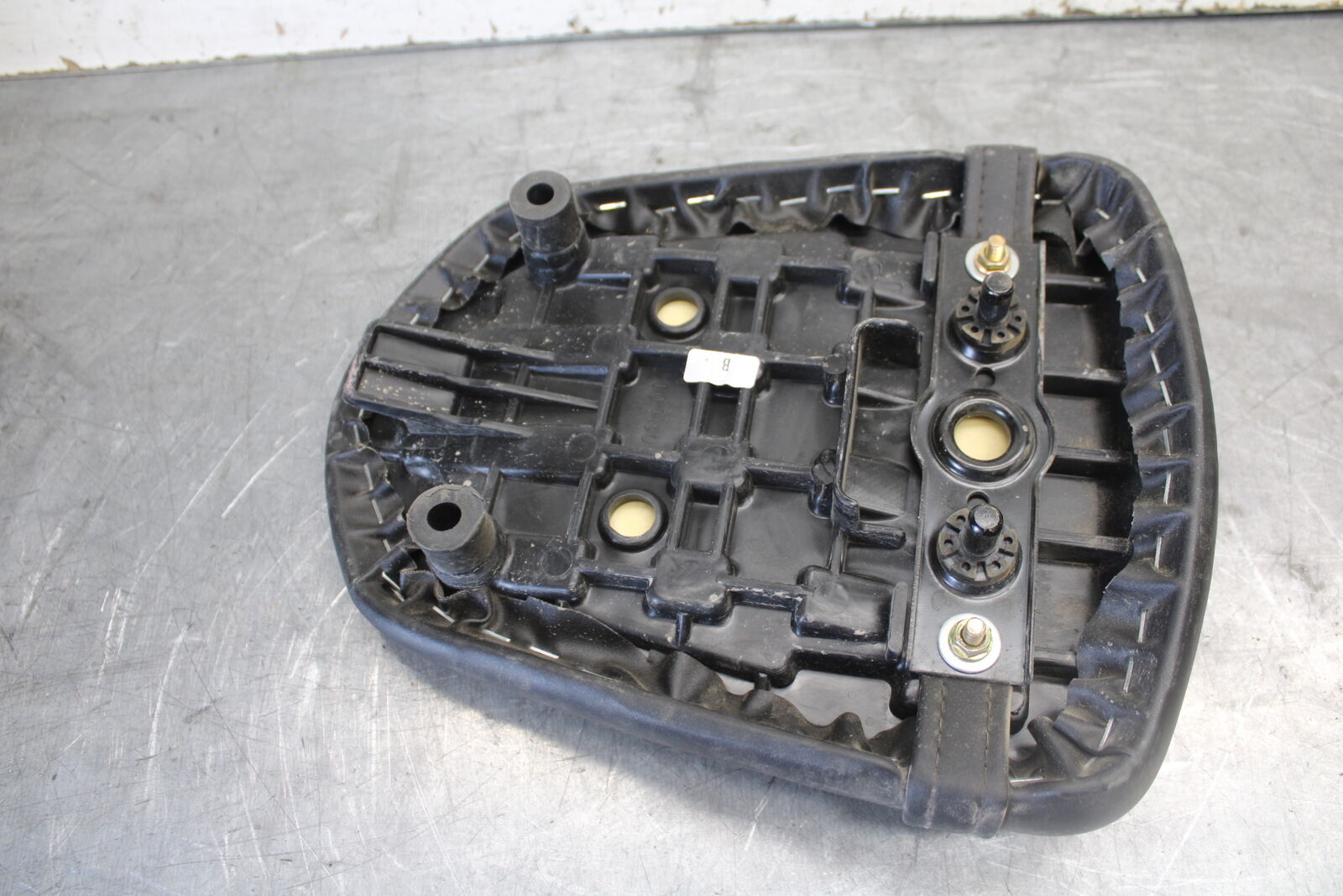 06-07 SUZUKI GSXR 600 REAR BACK PASSENGER TANDEM SEAT PAD SADDLE PILLION BB694