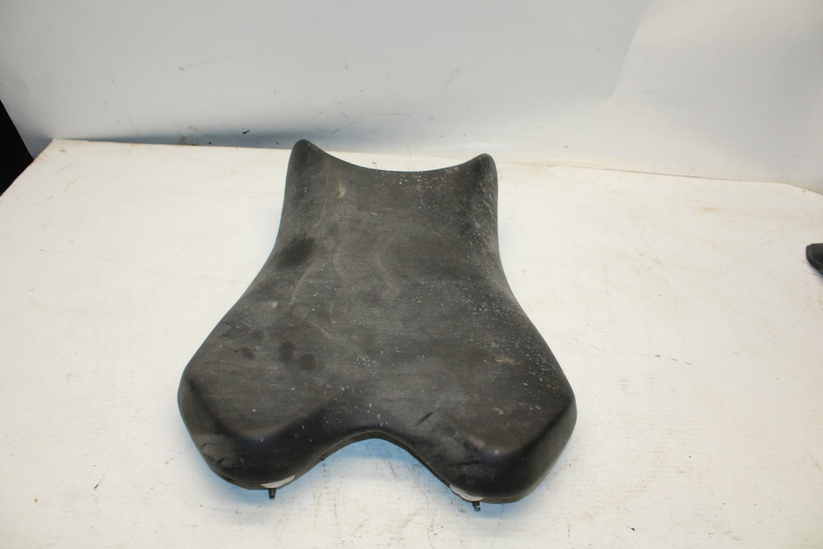 08-17 YAMAHA YZF R6 FRONT DRIVERS SEAT PAD SADDLE PILLION BB354