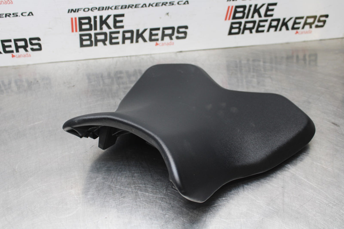 18 YAMAHA YZF R1  FRONT DRIVERS SEAT PAD SADDLE PILLION BB838