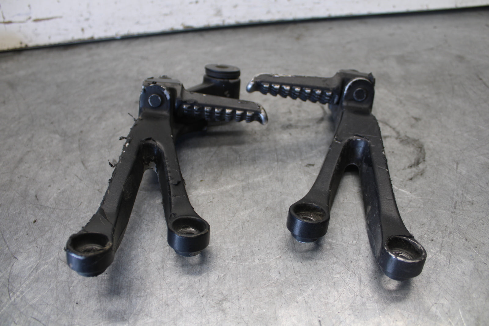 03-04 KAWASAKI NINJA ZX6RR REAR BACK PASSENGER PEG SET PAIR BB684