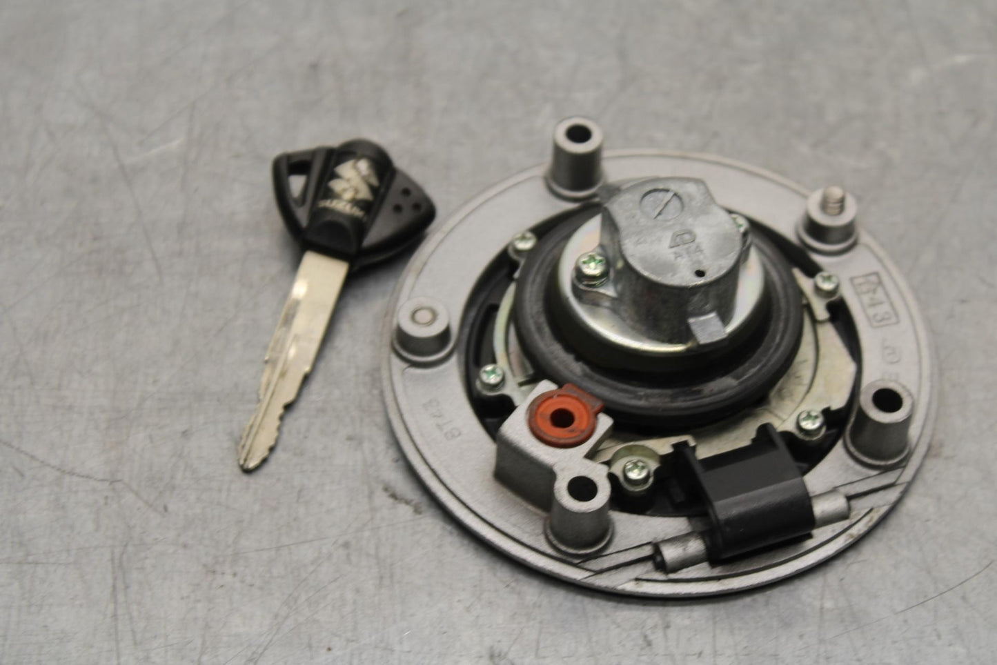 11-22 SUZUKI GSXR600 FUEL TANK GAS CAP WITH KEY BB582