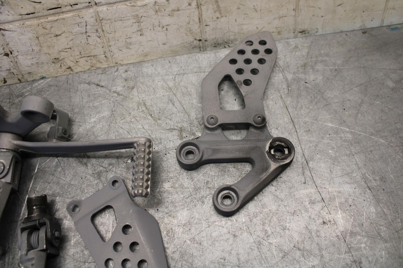 2004 Suzuki GSXR600 LEFT RIGHT REARSET REAR SET DRIVER PEG BRACKETS MOUNTS BB528
