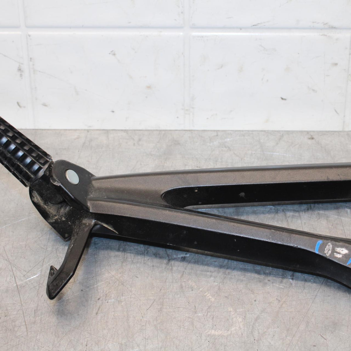 11-23 SUZUKI GSXR 600 LEFT REAR BACK PASSENGER PEG BB582