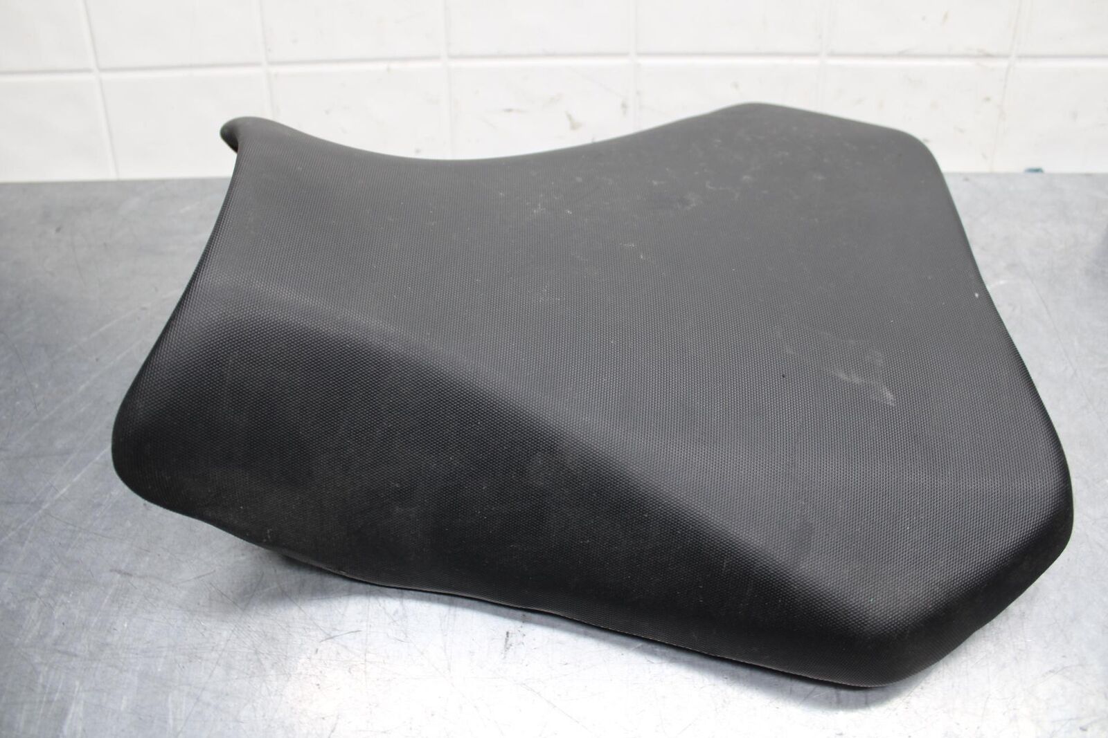 11-22 SUZUKI GSXR600 FRONT DRIVERS SEAT BB582