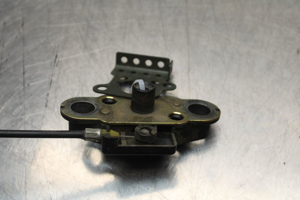 04-05 KAWASAKI NINJA ZX10R REAR PASSENGER SEAT LATCH LOCK ASSEMBLY BB163