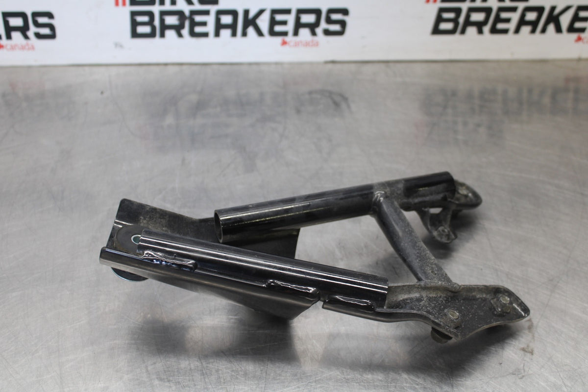 07 SUZUKI BOULEVARD M50 MUFFLER EXHAUST PIPE BRACKET MOUNT BB897