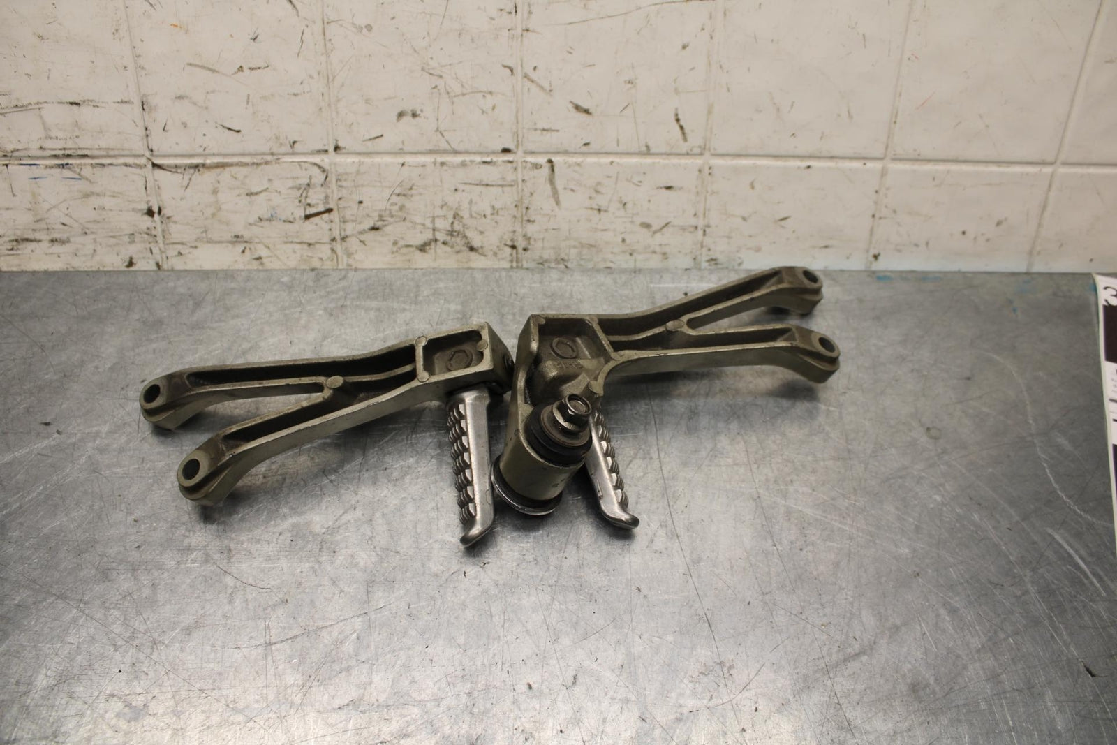 2000 Kawasaki Ninja ZX9R ZX900F REAR BACK PASSENGER PEG SET PAIR BB70