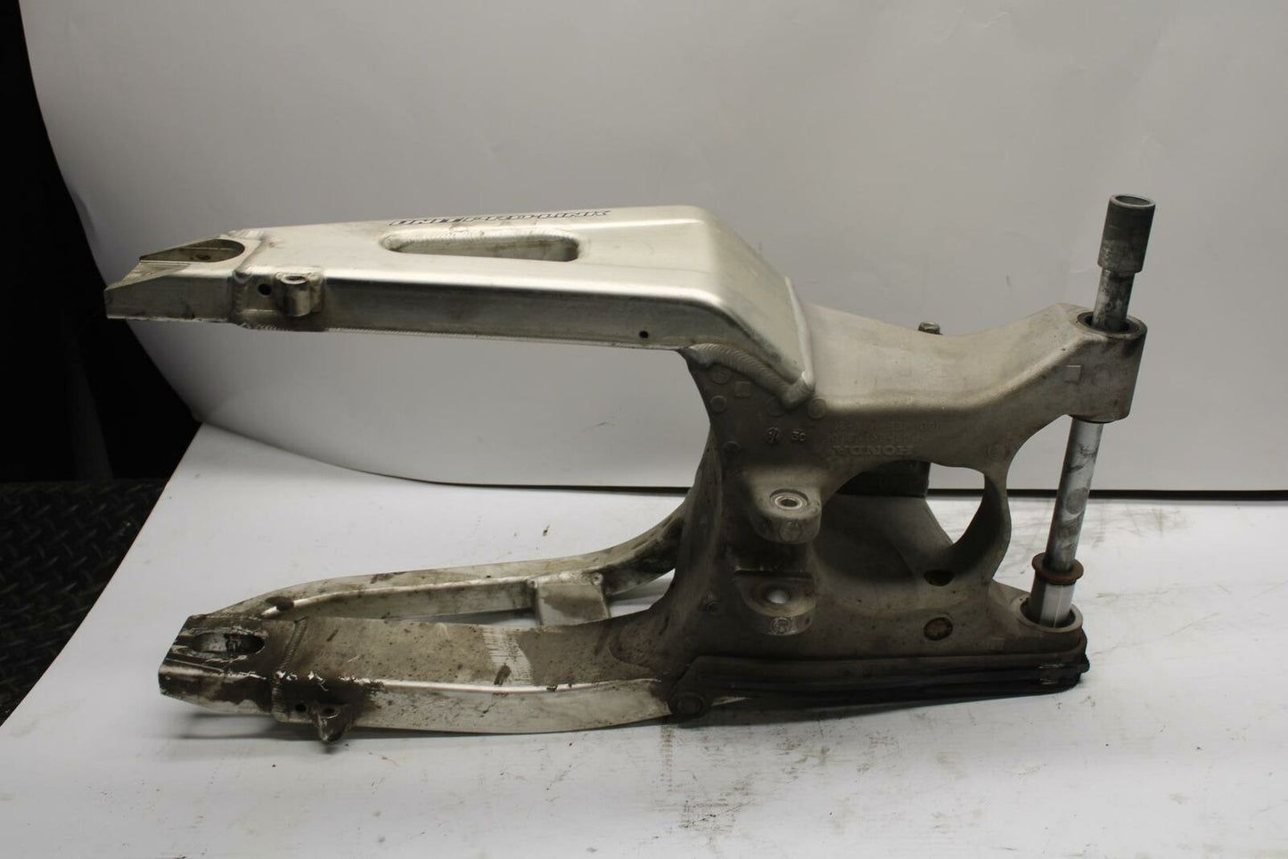 03-04 HONDA CBR600RR REAR SWINGARM BACK SUSPENSION SWING ARM BB253