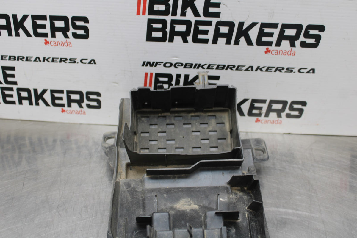 04-05 SUZUKI GSXR600 REAR BACK TAIL UNDERTAIL BATTERY TRAY PLASTIC BB792