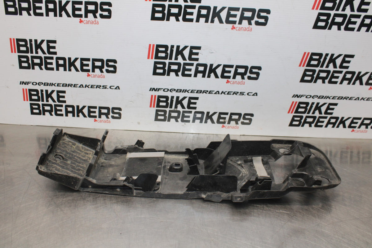 08-10 SUZUKI GSXR 600 REAR BACK TAIL UNDERTAIL BATTERY TRAY PLASTIC BB803