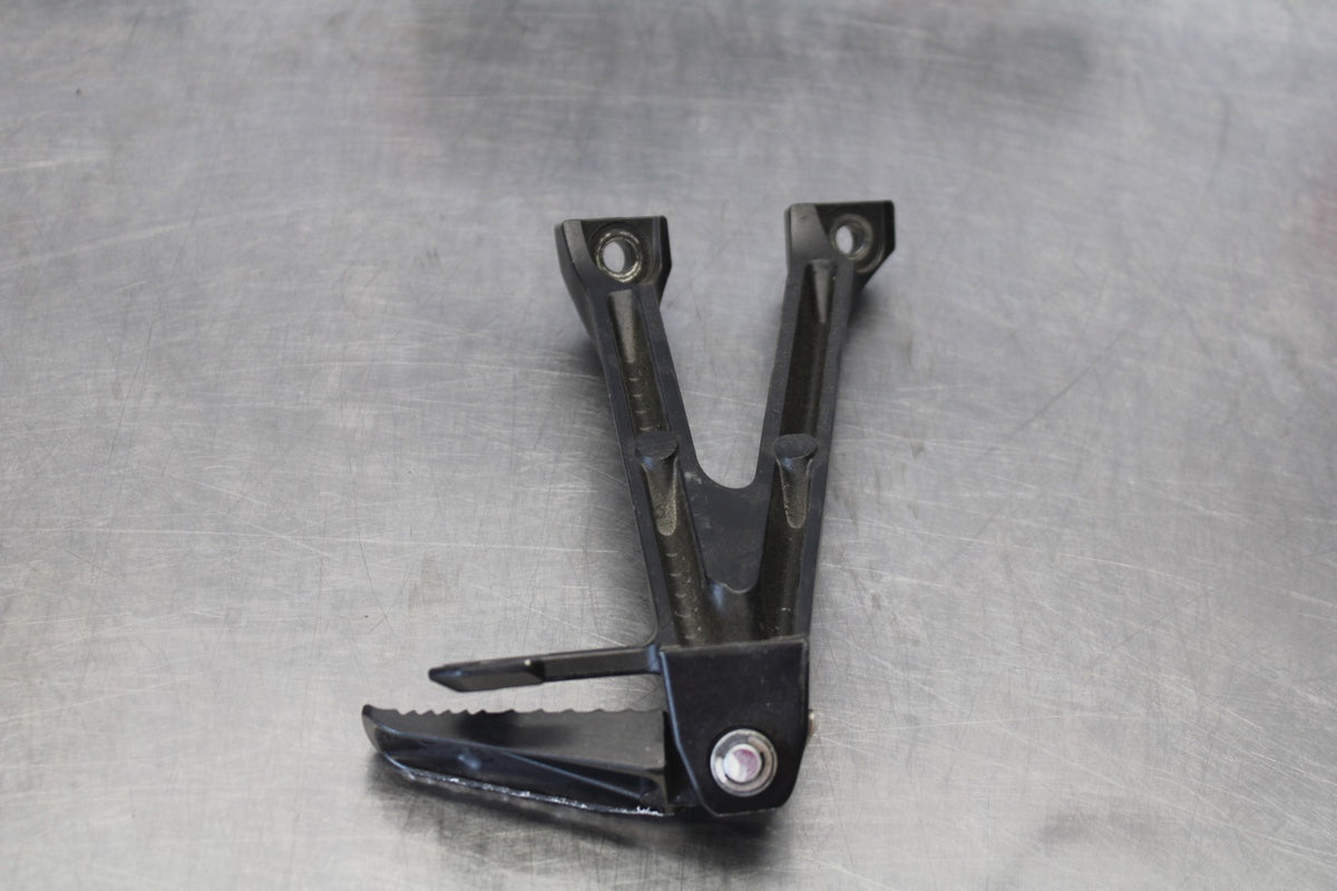 11-26 SUZUKI GSXR750 LEFT REAR BACK PASSENGER PEG BB882