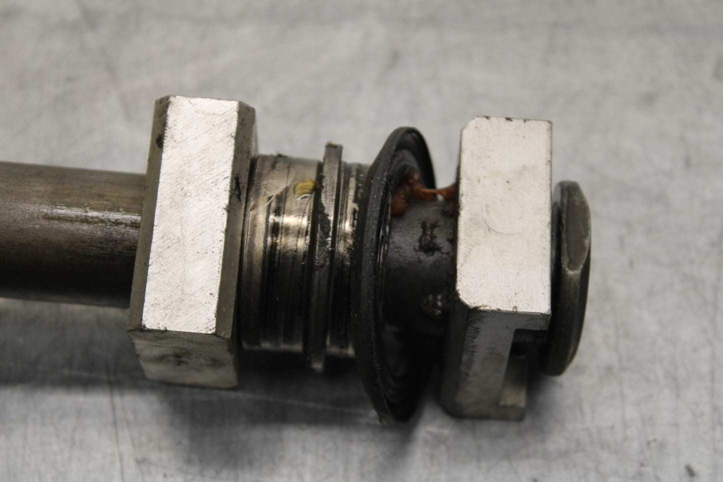 05 YAMAHA YZF R6S REAR AXLE BACK WHEEL RIM PIVOT BOLT AXEL BB600