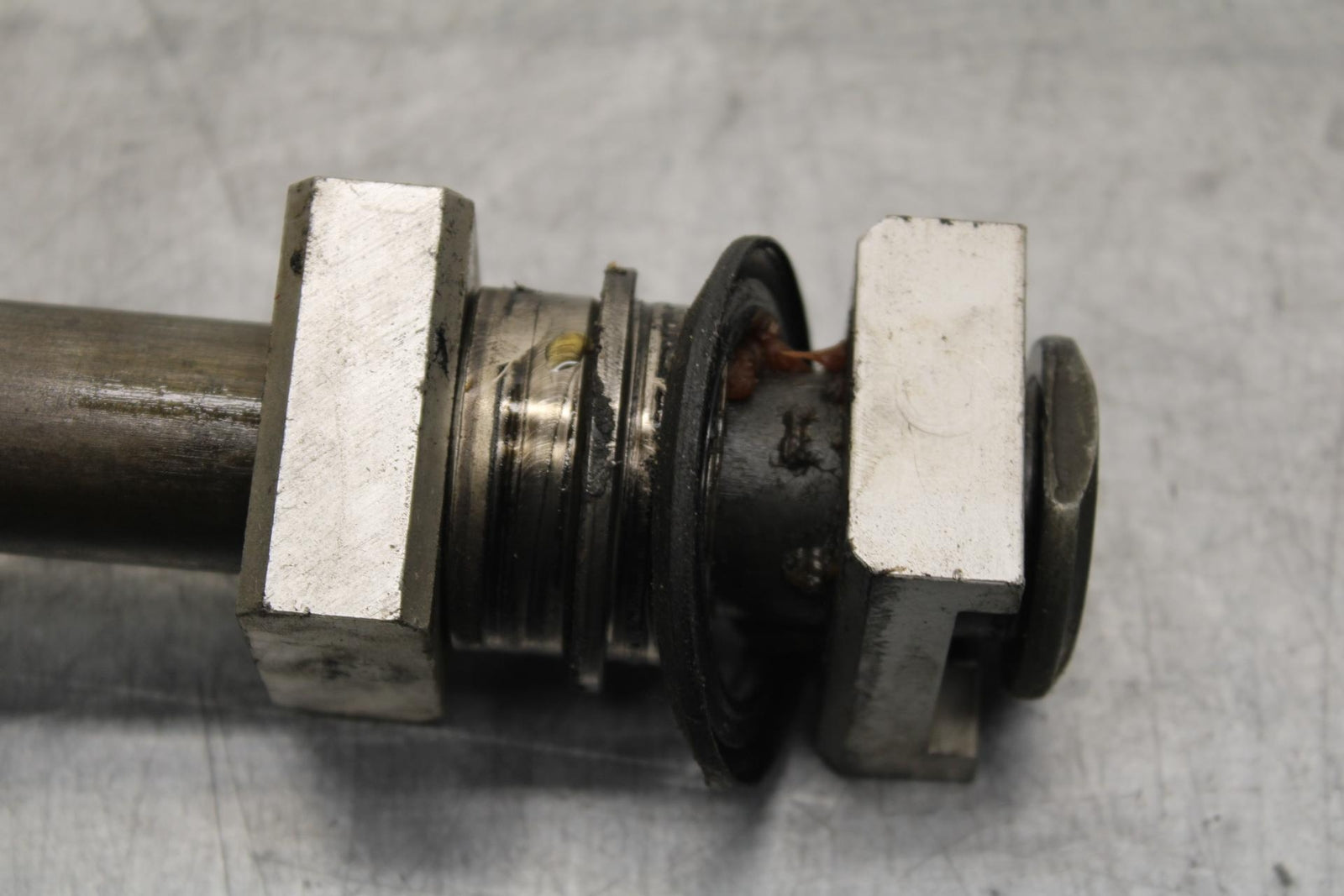 05 YAMAHA YZF R6S REAR AXLE BACK WHEEL RIM PIVOT BOLT AXEL BB600
