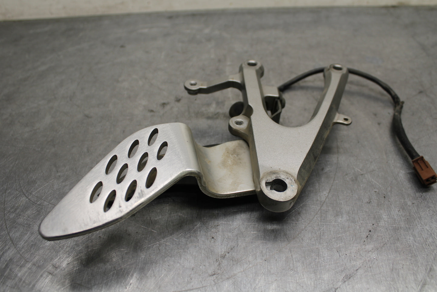 04-05 YAMAHA YZF R1 RIGHT REARSET REAR SET DRIVER FOOT PEG BRACKET MOUNT BB131