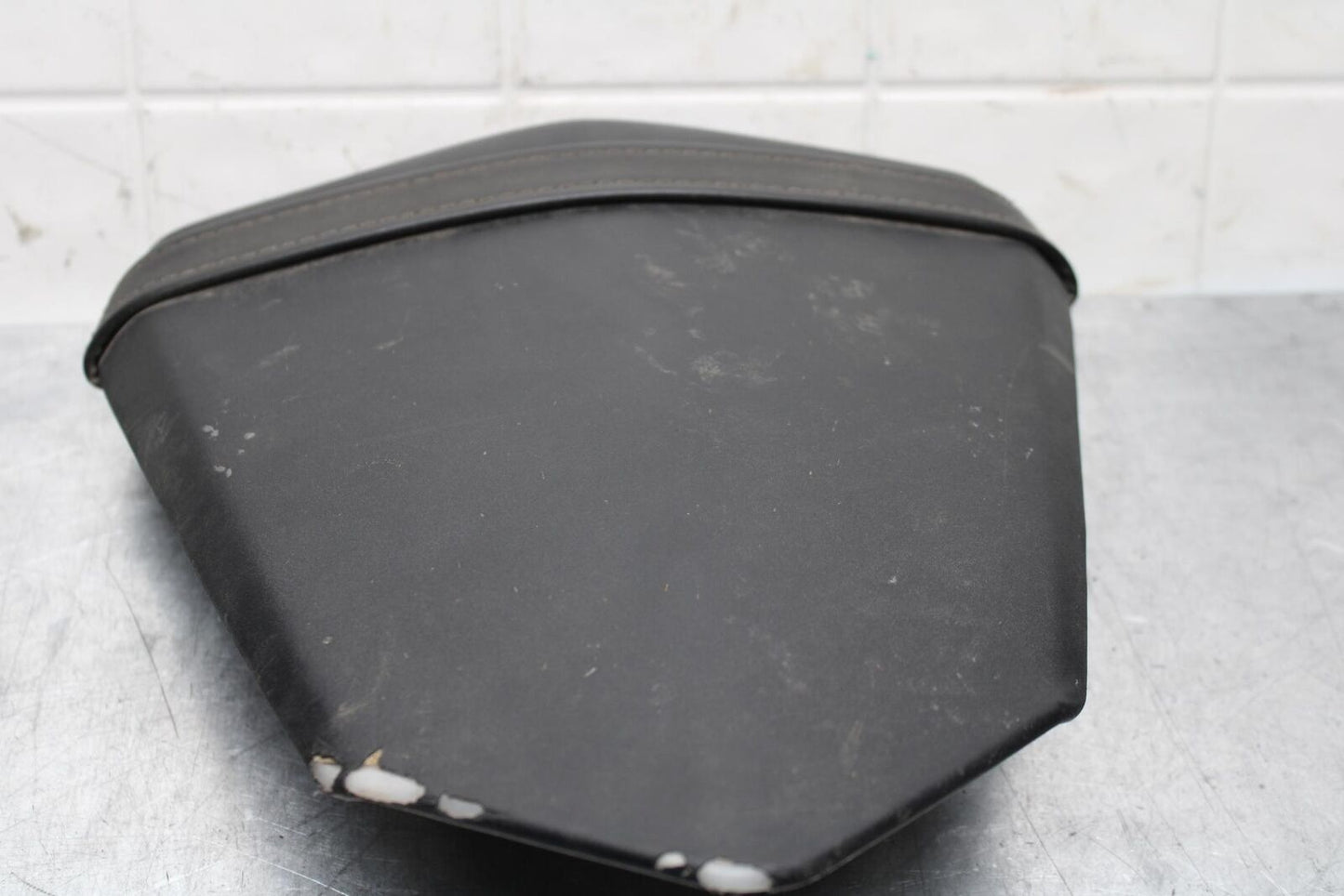2007 Yamaha YZF R6 REAR BACK PASSENGER TANDEM SEAT PAD SADDLE PILLION BB590