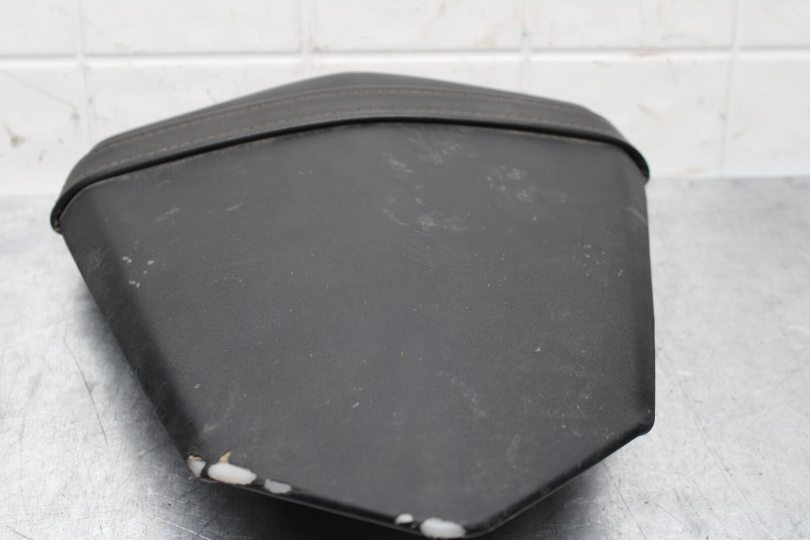 2007 Yamaha YZF R6 REAR BACK PASSENGER TANDEM SEAT PAD SADDLE PILLION BB590