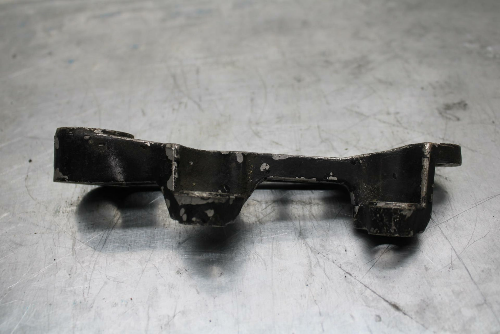 85 YAMAHA RZ500 REAR BRAKE CALIPER HANGER BACK MOUNTING BRACKET BB27 C