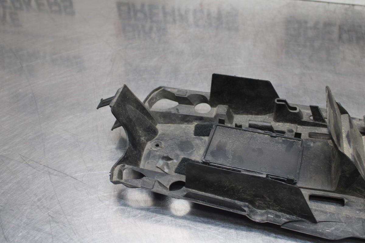 06-07 SUZUKI GSXR 600 REAR BACK TAIL UNDERTAIL BATTERY TRAY PLASTIC BB822