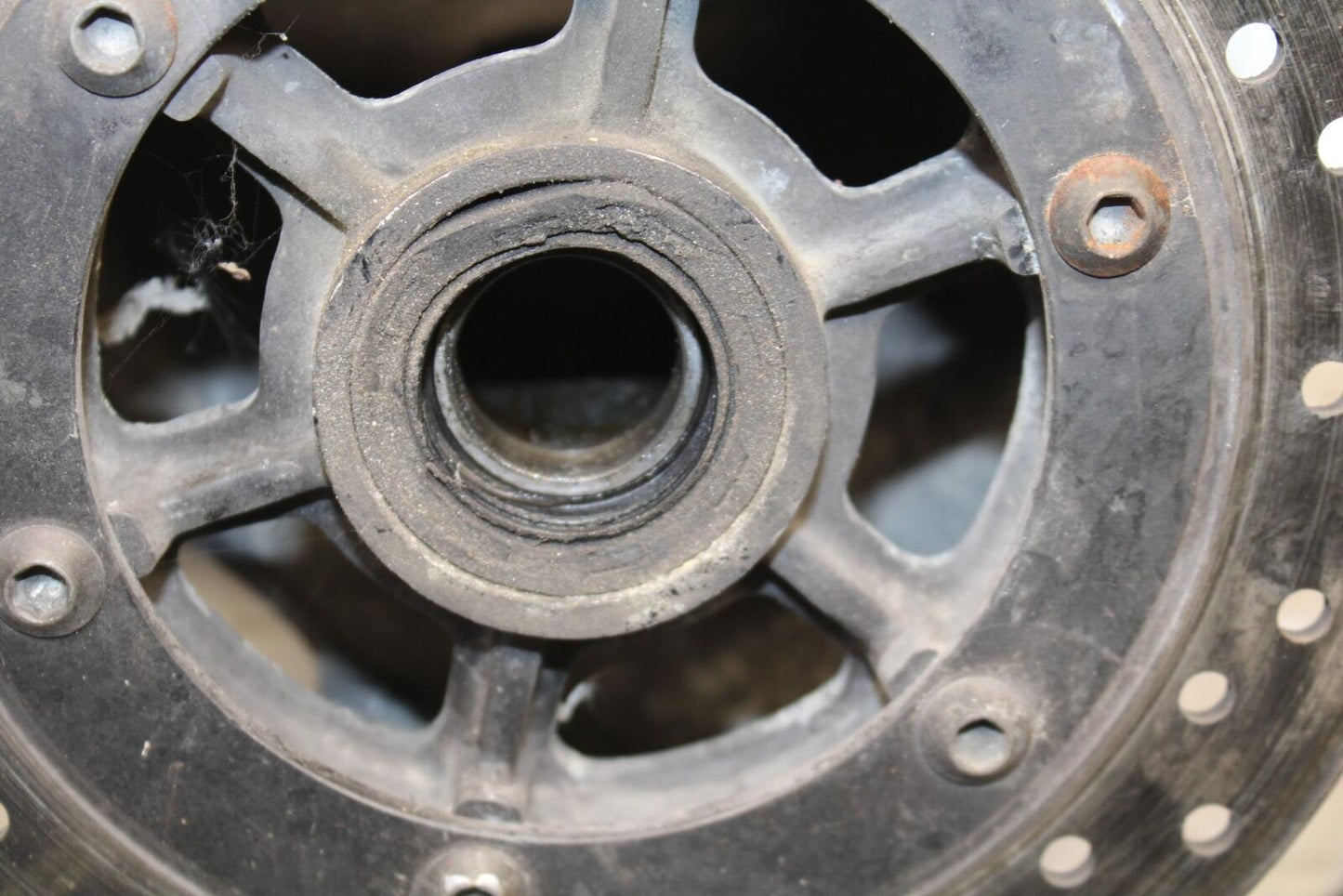 2000 Yamaha YZF R6 REAR ROTOR BACK BRAKE DISC AND REAR WHEEL BB558