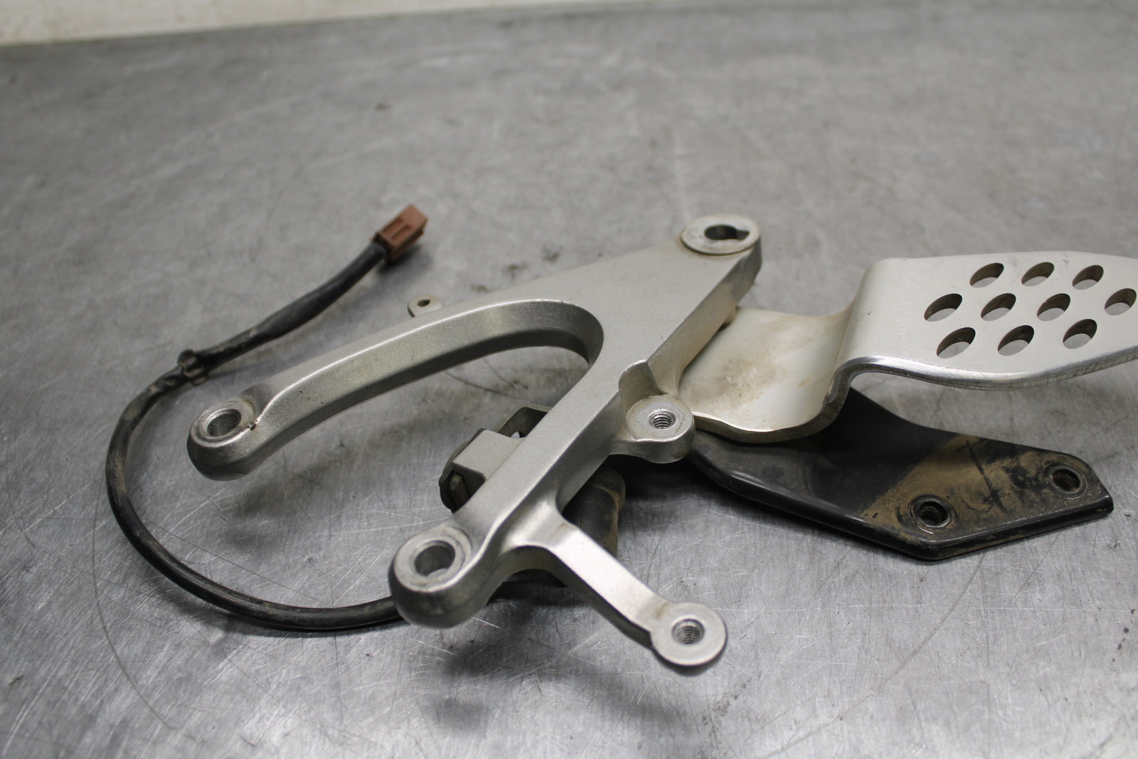 04-05 YAMAHA YZF R1 RIGHT REARSET REAR SET DRIVER FOOT PEG BRACKET MOUNT BB131