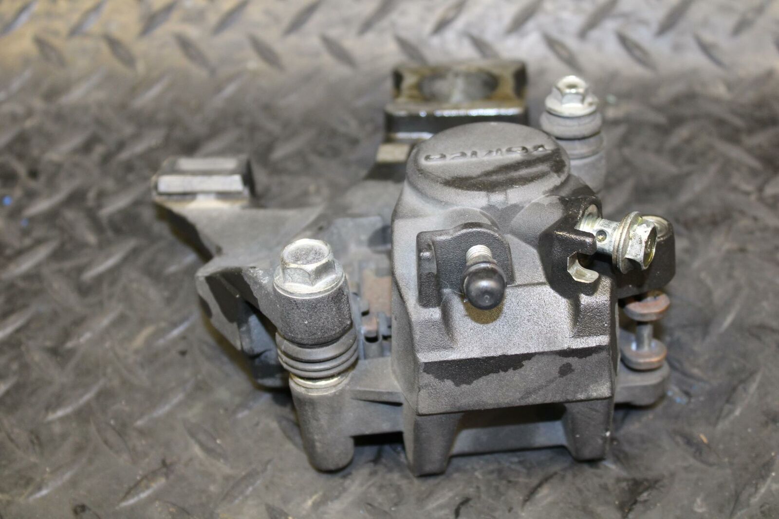 10 SUZUKI GSXR750 REAR BACK BRAKE CALIPER W MOUNT BRACKET BB190