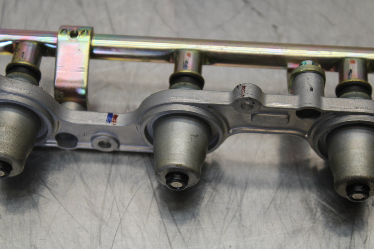 05-06 HONDA CBR600RR SECONDARY FUEL INJECTORS TOP AIRBOX GAS RAIL BB149
