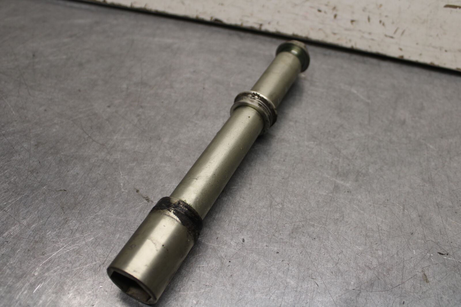 06-07 SUZUKI GSXR750 FRONT WHEEL RIM AXLE PIVOT BOLT 54711-41G00 BB670