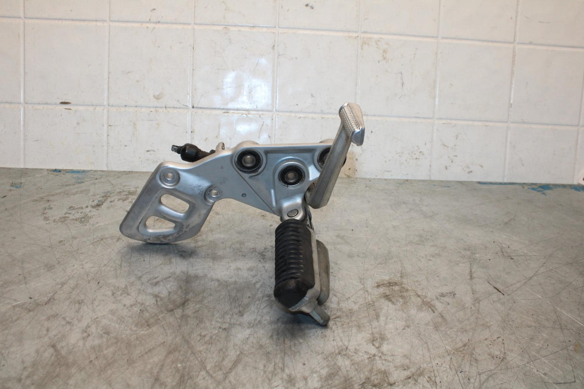 99-07 SUZUKI HAYABUSA GSX1300R RIGHT REARSET REAR SET DRIVER FOOT PEG REST BB426