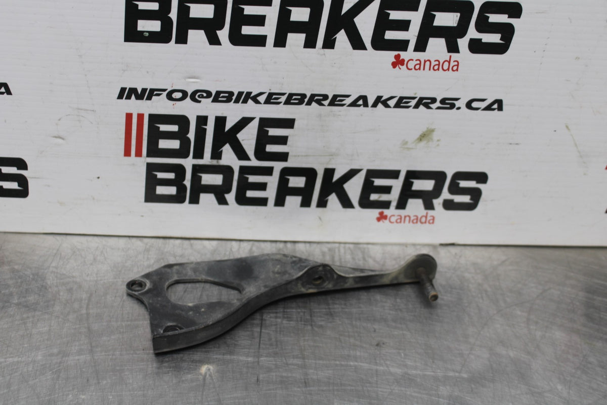 07-25 KAWASAKI VULCAN 900 VN900D CLASSIC LT MUFFLER EXHAUST BRACKET MOUNT BB842