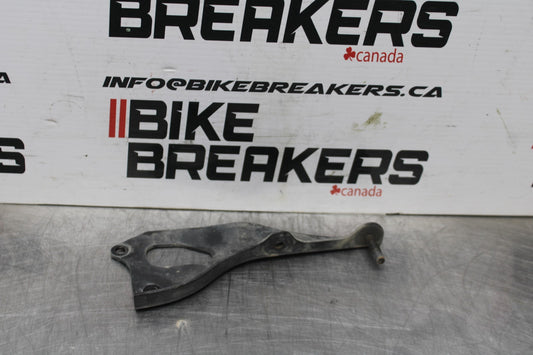 07-25 KAWASAKI VULCAN 900 VN900D CLASSIC LT MUFFLER EXHAUST BRACKET MOUNT BB842
