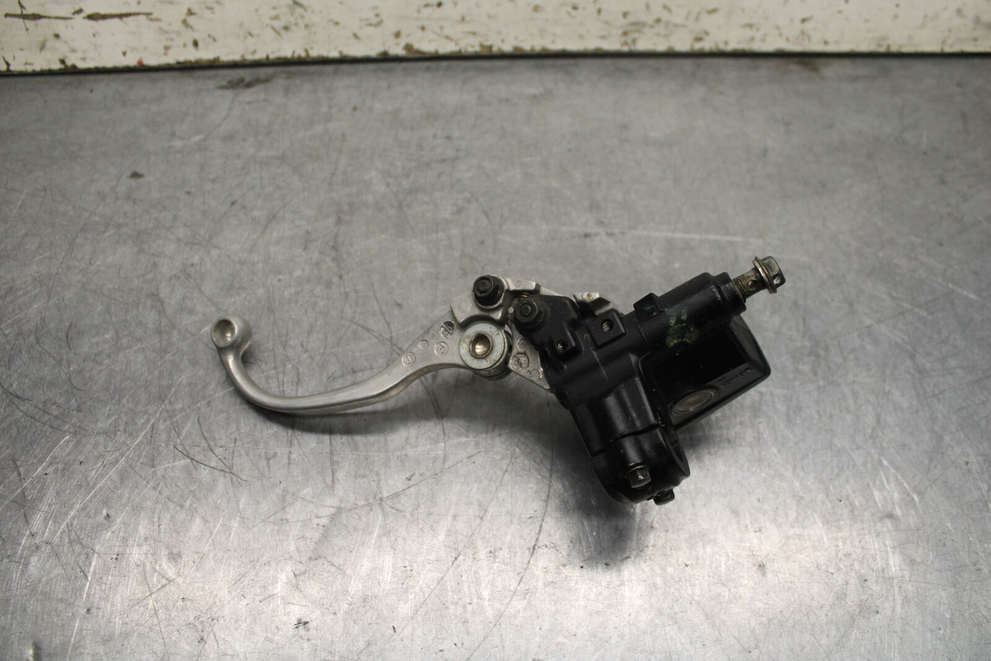 04-05 SUZUKI KATANA 750 GSX750F FRONT BRAKE MASTER CYLINDER w/ LEVER BB110