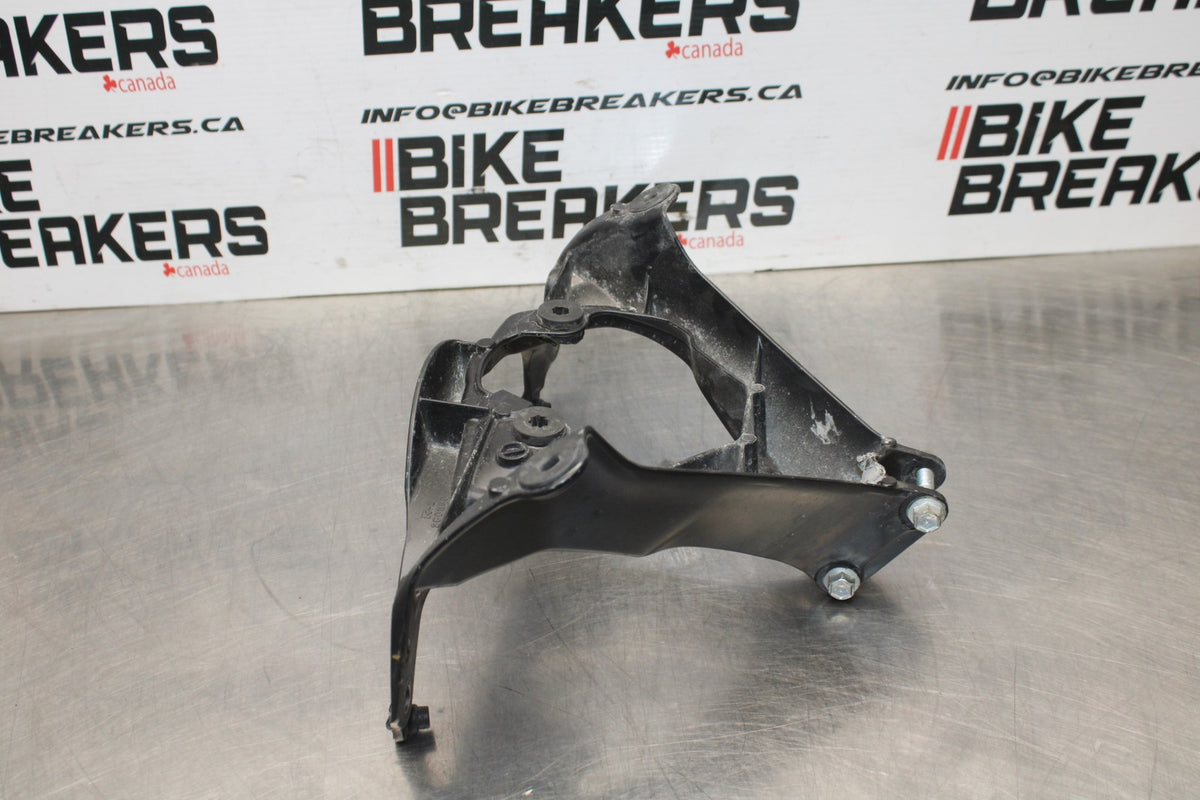 06-07 SUZUKI GSXR750 UPPER FAIRING MIRROR GAUGES STAY BRACKET BB811