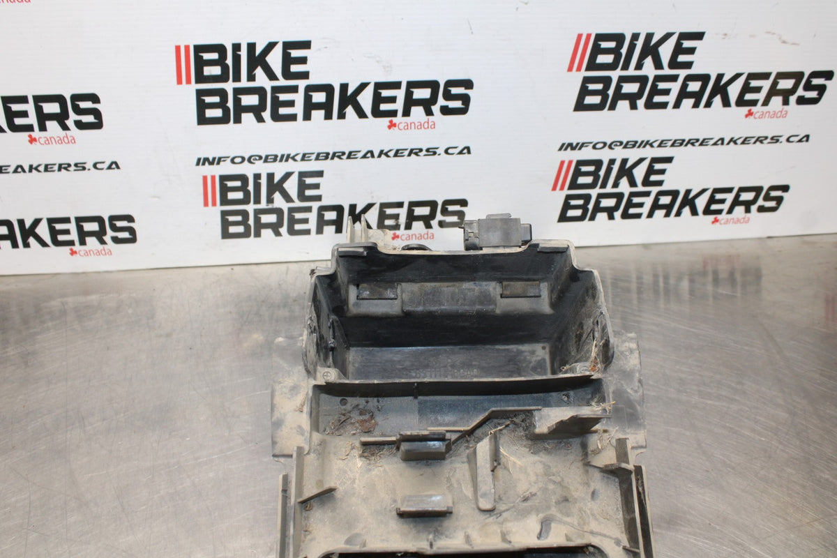 06 SUZUKI SV650S REAR BACK TAIL UNDERTAIL BATTERY TRAY PLASTIC BB783