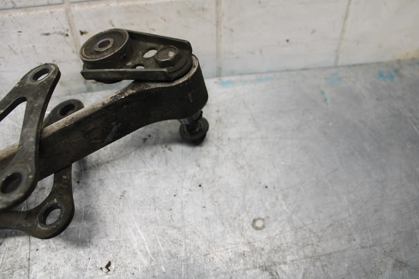2002 Yamaha YZF R6 REAR DOGBONE SHOCK LINKAGE LINK 5EB-2217A-00-00 BB545