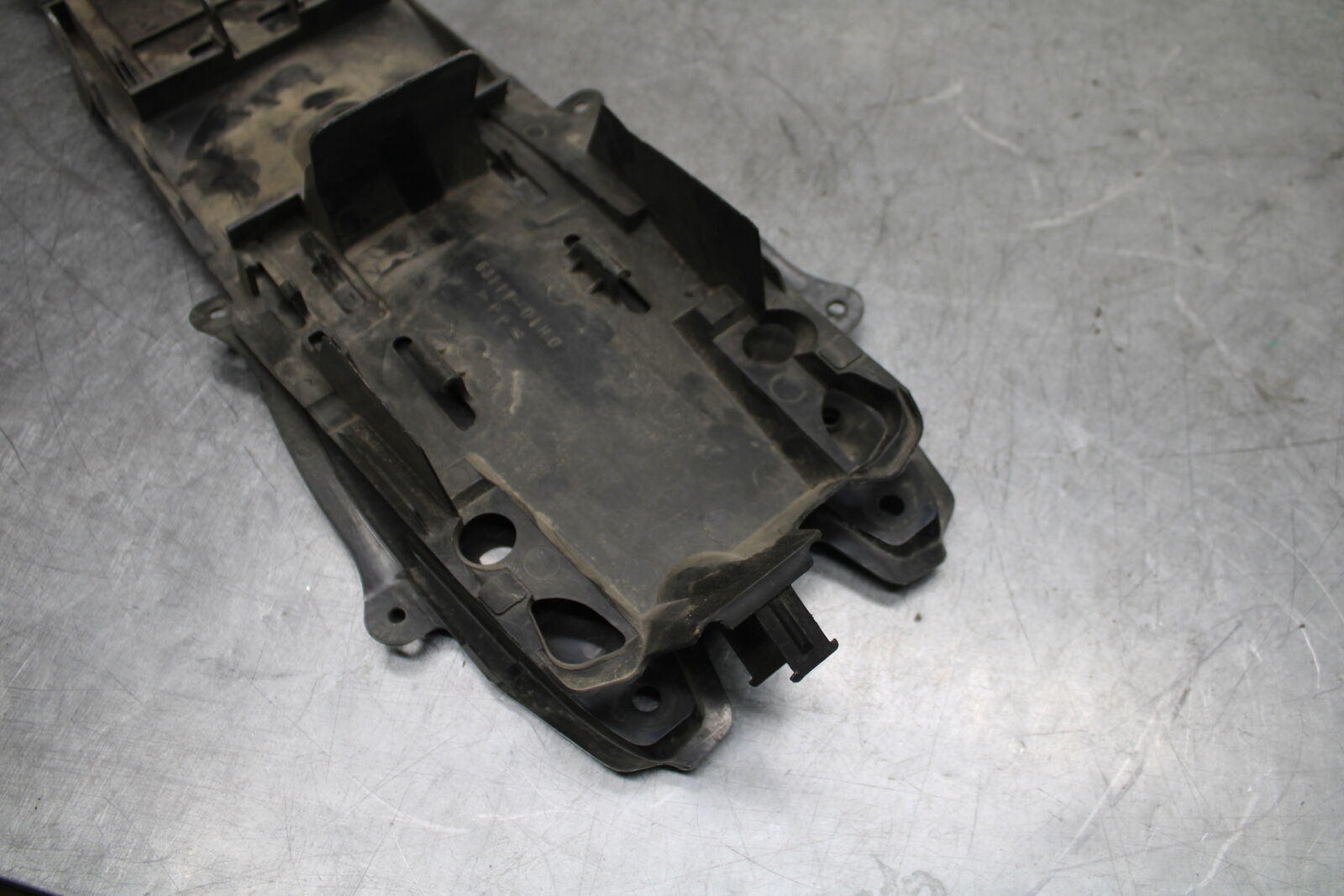 11-23 SUZUKI GSXR 750 REAR BACK TAIL UNDERTAIL BATTERY TRAY PLASTIC BB55
