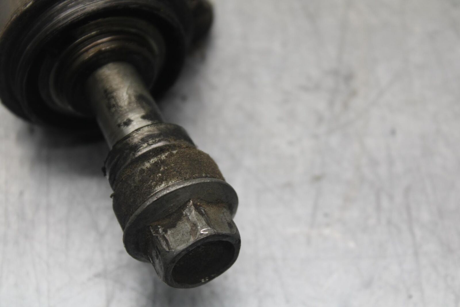 1988 Yamaha FZ600 FRONT WHEEL RIM AXLE PIVOT BOLT 10W-25381-00-00 BB601