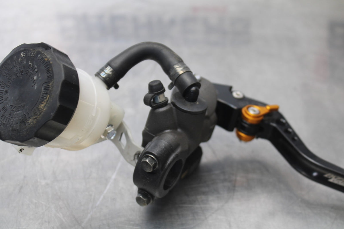 11-26 SUZUKI GSXR750 FRONT BRAKE MASTER CYLINDER w/ LEVER BB900