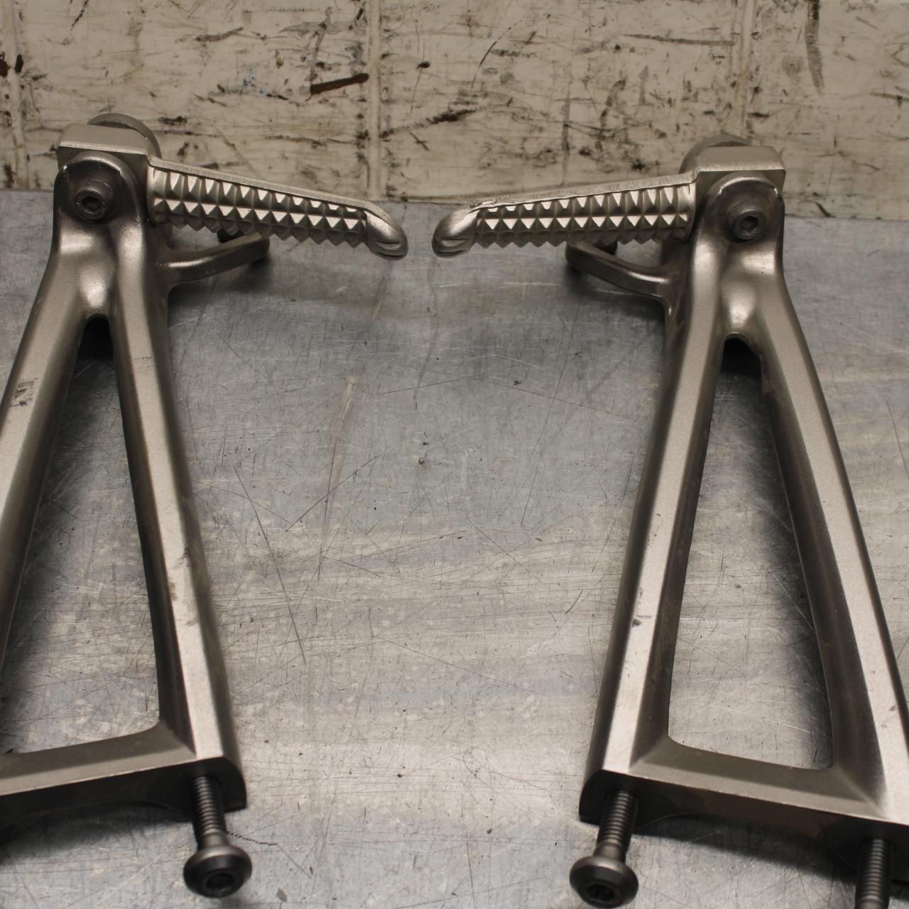 2006 Yamaha YZF R6 REAR BACK PASSENGER PEG SET PAIR 2C0-2741L-00-00 BB560